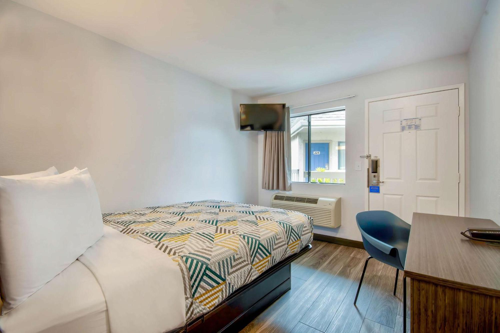 Motel 6-Marina, Ca - Monterey Exteriör bild
